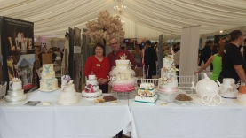Yvonne from from Yellow Butterfly Cakes and Sugarcraft out on location with various wedding cakes